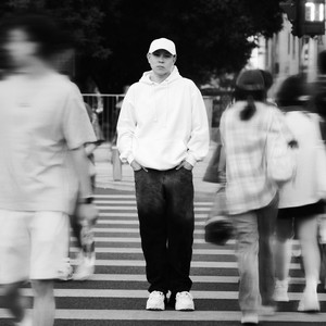 初一的舞蹈生臭脚丫放在嘴巴里
